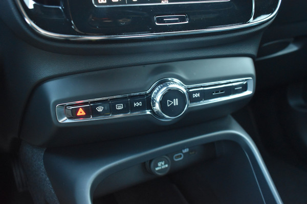 Volvo XC40 Recharge Core 70 kWh | Trekhaak | All season | Camera | Stoelverwarming | Stuurverwarming