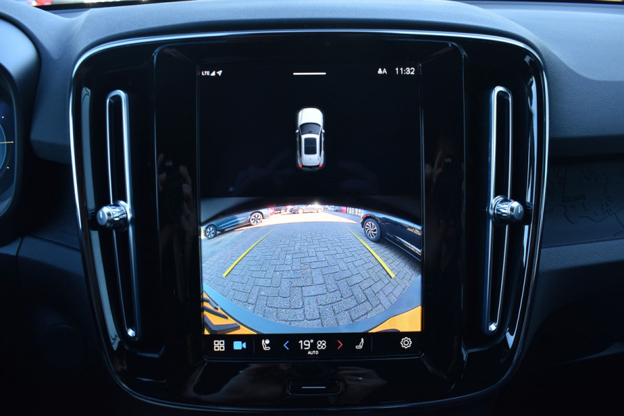 Volvo XC40 Recharge Core 70 kWh | Trekhaak | All season | Camera | Stoelverwarming | Stuurverwarming