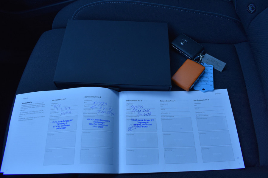 Volvo XC40 Recharge Core 70 kWh | Trekhaak | All season | Camera | Stoelverwarming | Stuurverwarming