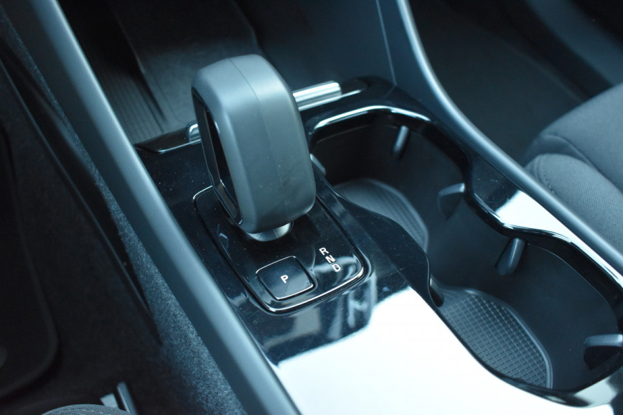 Volvo XC40 Recharge Core 70 kWh | Trekhaak | All season | Camera | Stoelverwarming | Stuurverwarming