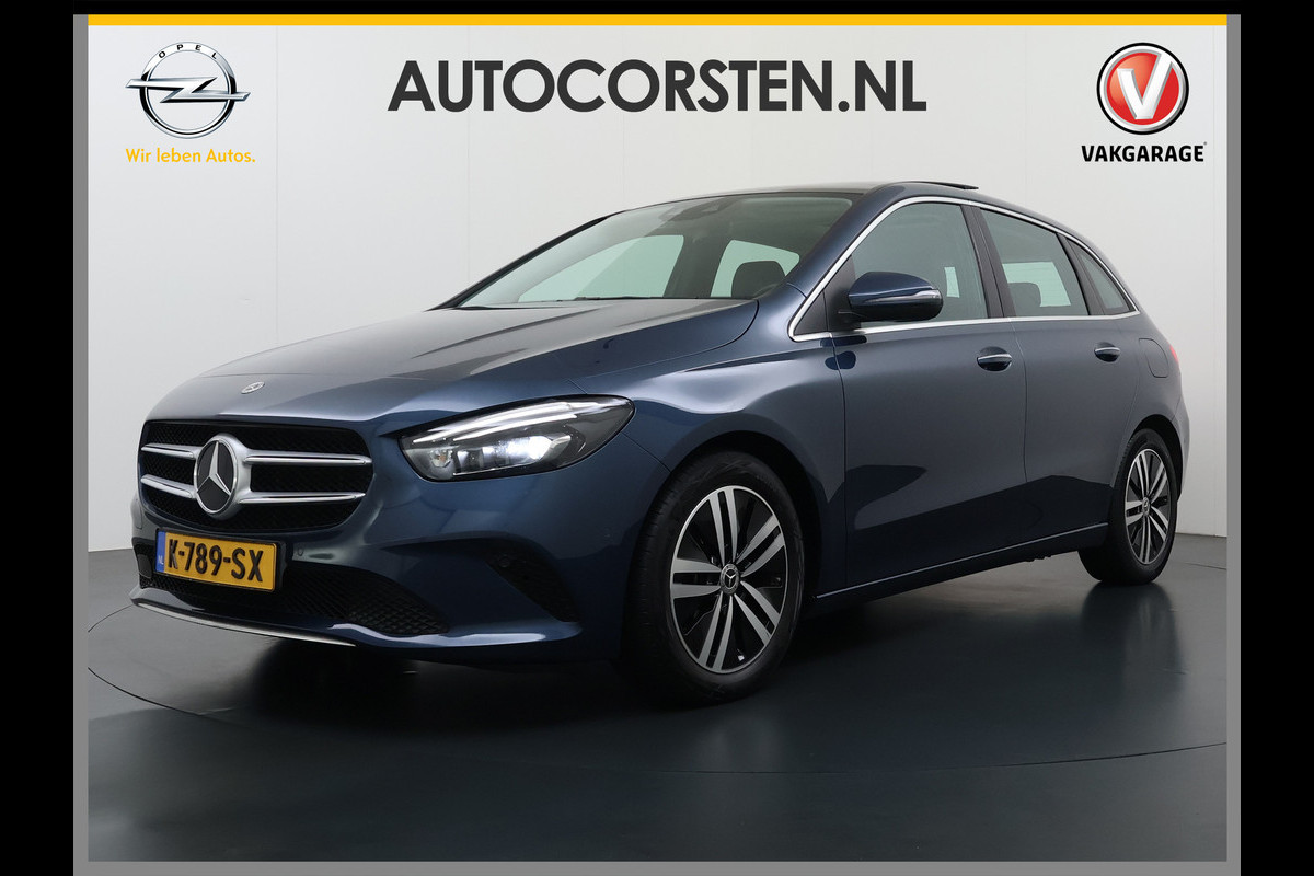 Mercedes-Benz B-Klasse 180T AUT-7 Luxury Pano-Dak Elektr+Leer+Geheugen+Verwarmd-Comfort-Stoel Navi Camera Apple Carplay Android Cruise Control Pdc Zitc Elek.Achterklep Widescreen Park-Assist Break-Assist cockpit Premium+ Smartphone-integratie Dodehoekassistent DAB Bluetooth Led Lmv Keyless Go Easy-pack 1e Eigenaar Dealeronderhouden Zeer Compleet Origineel Nederlandse Auto 1.400kg trekvermogen € 44.000,- nieuw