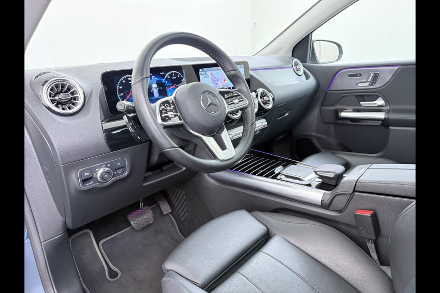 Mercedes-Benz B-Klasse 180T AUT-7 Luxury Pano-Dak Elektr+Leer+Geheugen+Verwarmd-Comfort-Stoel Navi Camera Apple Carplay Android Cruise Control Pdc Zitc Elek.Achterklep Widescreen Park-Assist Break-Assist cockpit Premium+ Smartphone-integratie Dodehoekassistent DAB Bluetooth Led Lmv Keyless Go Easy-pack 1e Eigenaar Dealeronderhouden Zeer Compleet Origineel Nederlandse Auto 1.400kg trekvermogen € 44.000,- nieuw