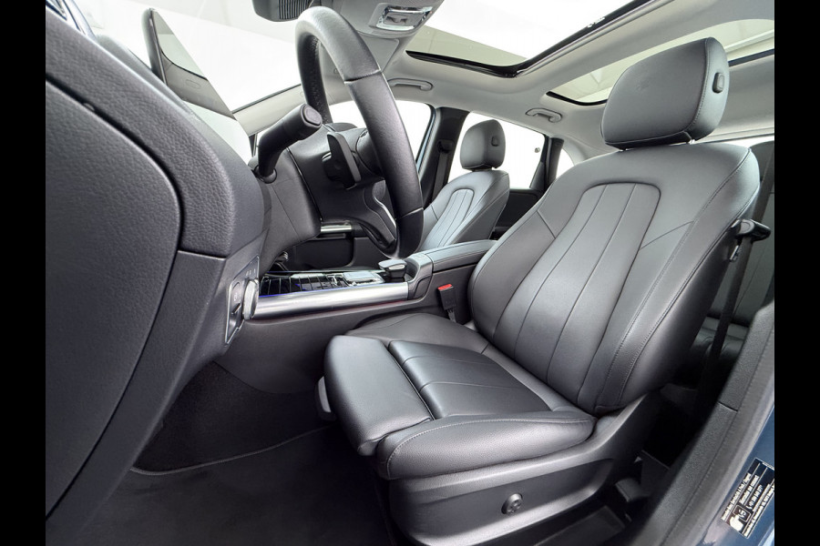 Mercedes-Benz B-Klasse 180T AUT-7 Luxury Pano-Dak Elektr+Leer+Geheugen+Verwarmd-Comfort-Stoel Navi Camera Apple Carplay Android Cruise Control Pdc Zitc Elek.Achterklep Widescreen Park-Assist Break-Assist cockpit Premium+ Smartphone-integratie Dodehoekassistent DAB Bluetooth Led Lmv Keyless Go Easy-pack 1e Eigenaar Dealeronderhouden Zeer Compleet Origineel Nederlandse Auto 1.400kg trekvermogen € 44.000,- nieuw