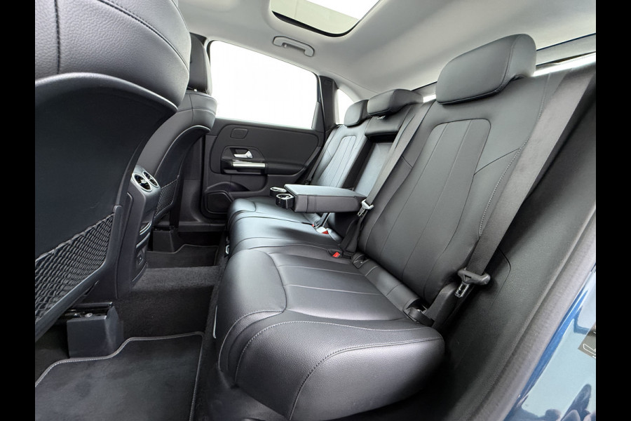 Mercedes-Benz B-Klasse 180T AUT-7 Luxury Pano-Dak Elektr+Leer+Geheugen+Verwarmd-Comfort-Stoel Navi Camera Apple Carplay Android Cruise Control Pdc Zitc Elek.Achterklep Widescreen Park-Assist Break-Assist cockpit Premium+ Smartphone-integratie Dodehoekassistent DAB Bluetooth Led Lmv Keyless Go Easy-pack 1e Eigenaar Dealeronderhouden Zeer Compleet Origineel Nederlandse Auto 1.400kg trekvermogen € 44.000,- nieuw