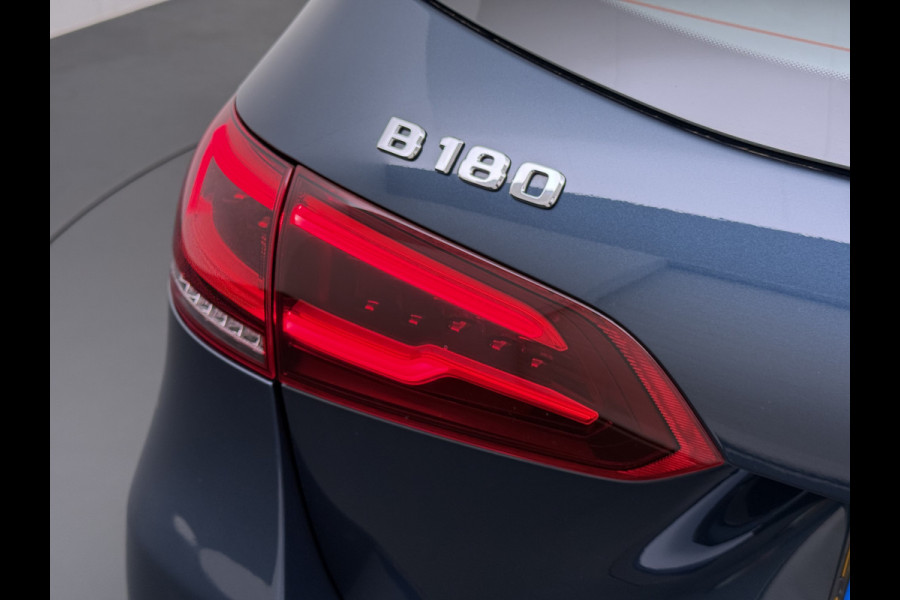 Mercedes-Benz B-Klasse 180T AUT-7 Luxury Pano-Dak Elektr+Leer+Geheugen+Verwarmd-Comfort-Stoel Navi Camera Apple Carplay Android Cruise Control Pdc Zitc Elek.Achterklep Widescreen Park-Assist Break-Assist cockpit Premium+ Smartphone-integratie Dodehoekassistent DAB Bluetooth Led Lmv Keyless Go Easy-pack 1e Eigenaar Dealeronderhouden Zeer Compleet Origineel Nederlandse Auto 1.400kg trekvermogen € 44.000,- nieuw