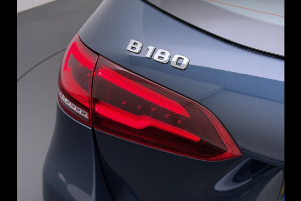 Mercedes-Benz B-Klasse 180T AUT-7 Luxury Pano-Dak Elektr+Leer+Geheugen+Verwarmd-Comfort-Stoel Navi Camera Apple Carplay Android Cruise Control Pdc Zitc Elek.Achterklep Widescreen Park-Assist Break-Assist cockpit Premium+ Smartphone-integratie Dodehoekassistent DAB Bluetooth Led Lmv Keyless Go Easy-pack 1e Eigenaar Dealeronderhouden Zeer Compleet Origineel Nederlandse Auto 1.400kg trekvermogen € 44.000,- nieuw