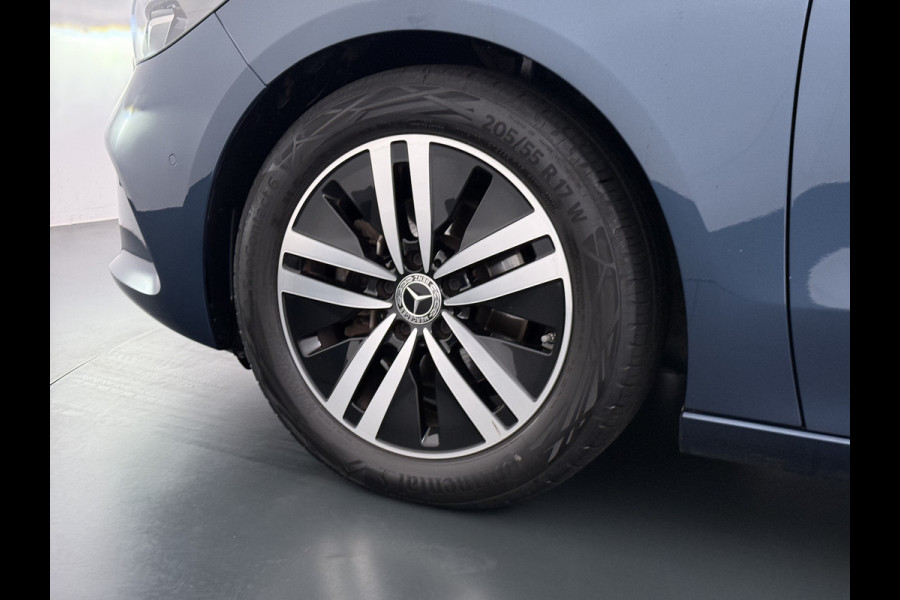 Mercedes-Benz B-Klasse 180T AUT-7 Luxury Pano-Dak Elektr+Leer+Geheugen+Verwarmd-Comfort-Stoel Navi Camera Apple Carplay Android Cruise Control Pdc Zitc Elek.Achterklep Widescreen Park-Assist Break-Assist cockpit Premium+ Smartphone-integratie Dodehoekassistent DAB Bluetooth Led Lmv Keyless Go Easy-pack 1e Eigenaar Dealeronderhouden Zeer Compleet Origineel Nederlandse Auto 1.400kg trekvermogen € 44.000,- nieuw