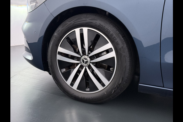 Mercedes-Benz B-Klasse 180T AUT-7 Luxury Pano-Dak Elektr+Leer+Geheugen+Verwarmd-Comfort-Stoel Navi Camera Apple Carplay Android Cruise Control Pdc Zitc Elek.Achterklep Widescreen Park-Assist Break-Assist cockpit Premium+ Smartphone-integratie Dodehoekassistent DAB Bluetooth Led Lmv Keyless Go Easy-pack 1e Eigenaar Dealeronderhouden Zeer Compleet Origineel Nederlandse Auto 1.400kg trekvermogen € 44.000,- nieuw