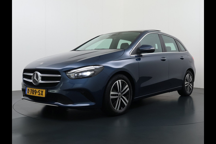 Mercedes-Benz B-Klasse 180T AUT-7 Luxury Pano-Dak Elektr+Leer+Geheugen+Verwarmd-Comfort-Stoel Navi Camera Apple Carplay Android Cruise Control Pdc Zitc Elek.Achterklep Widescreen Park-Assist Break-Assist cockpit Premium+ Smartphone-integratie Dodehoekassistent DAB Bluetooth Led Lmv Keyless Go Easy-pack 1e Eigenaar Dealeronderhouden Zeer Compleet Origineel Nederlandse Auto 1.400kg trekvermogen € 44.000,- nieuw