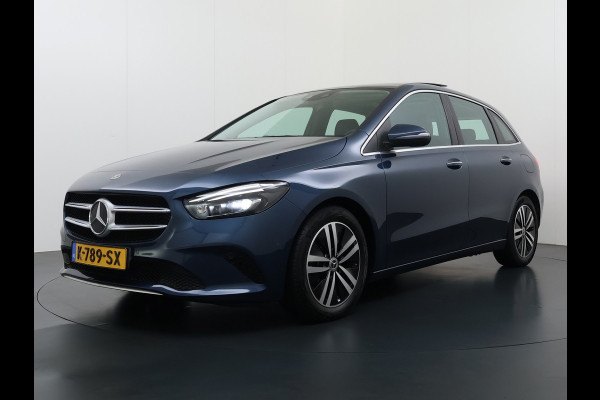 Mercedes-Benz B-Klasse 180T AUT-7 Luxury Pano-Dak Elektr+Leer+Geheugen+Verwarmd-Comfort-Stoel Navi Camera Apple Carplay Android Cruise Control Pdc Zitc Elek.Achterklep Widescreen Park-Assist Break-Assist cockpit Premium+ Smartphone-integratie Dodehoekassistent DAB Bluetooth Led Lmv Keyless Go Easy-pack 1e Eigenaar Dealeronderhouden Zeer Compleet Origineel Nederlandse Auto 1.400kg trekvermogen € 44.000,- nieuw