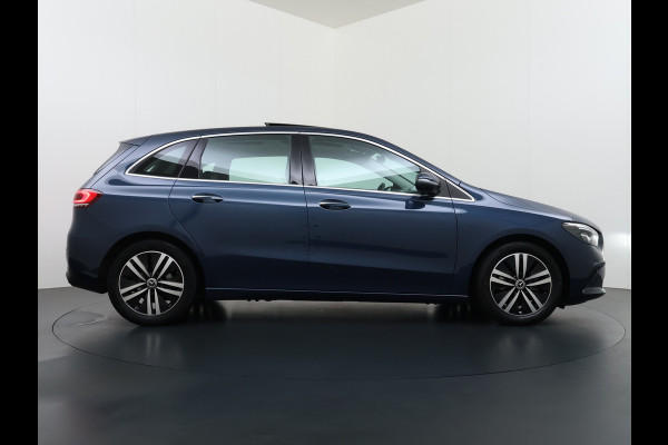 Mercedes-Benz B-Klasse 180T AUT-7 Luxury Pano-Dak Elektr+Leer+Geheugen+Verwarmd-Comfort-Stoel Navi Camera Apple Carplay Android Cruise Control Pdc Zitc Elek.Achterklep Widescreen Park-Assist Break-Assist cockpit Premium+ Smartphone-integratie Dodehoekassistent DAB Bluetooth Led Lmv Keyless Go Easy-pack 1e Eigenaar Dealeronderhouden Zeer Compleet Origineel Nederlandse Auto 1.400kg trekvermogen € 44.000,- nieuw