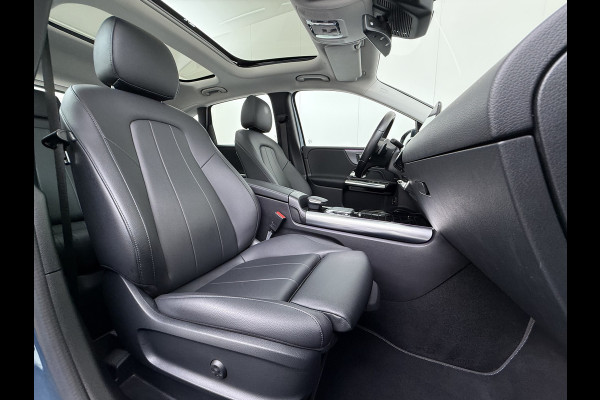 Mercedes-Benz B-Klasse 180T AUT-7 Luxury Pano-Dak Elektr+Leer+Geheugen+Verwarmd-Comfort-Stoel Navi Camera Apple Carplay Android Cruise Control Pdc Zitc Elek.Achterklep Widescreen Park-Assist Break-Assist cockpit Premium+ Smartphone-integratie Dodehoekassistent DAB Bluetooth Led Lmv Keyless Go Easy-pack 1e Eigenaar Dealeronderhouden Zeer Compleet Origineel Nederlandse Auto 1.400kg trekvermogen € 44.000,- nieuw