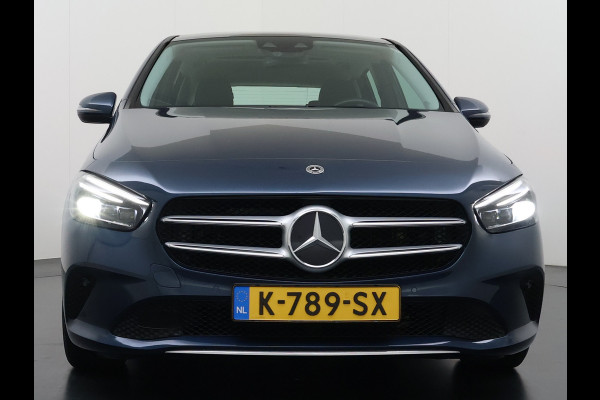 Mercedes-Benz B-Klasse 180T AUT-7 Luxury Pano-Dak Elektr+Leer+Geheugen+Verwarmd-Comfort-Stoel Navi Camera Apple Carplay Android Cruise Control Pdc Zitc Elek.Achterklep Widescreen Park-Assist Break-Assist cockpit Premium+ Smartphone-integratie Dodehoekassistent DAB Bluetooth Led Lmv Keyless Go Easy-pack 1e Eigenaar Dealeronderhouden Zeer Compleet Origineel Nederlandse Auto 1.400kg trekvermogen € 44.000,- nieuw