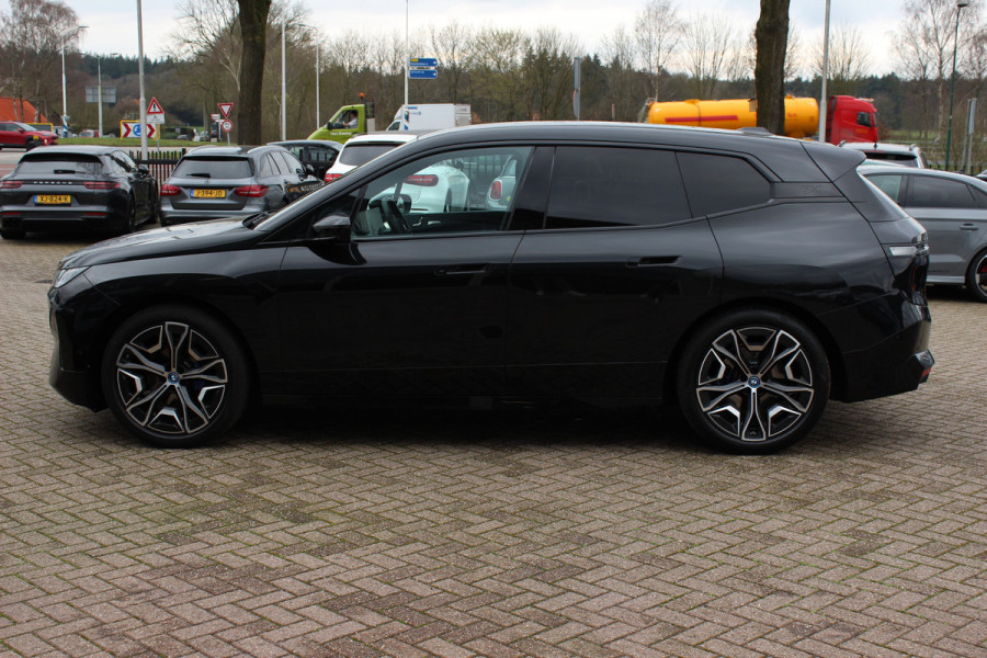 BMW iX xDrive40 High Exe. M Sport 77 kWh / SoH 97,1% / Trekhaak / 360Camera / Head-up / Keyless / Softclose / 20'' / ACC / Laser LED / Navigatie / Stoelverwarming+Stuurverwarming / Stoelventilaite