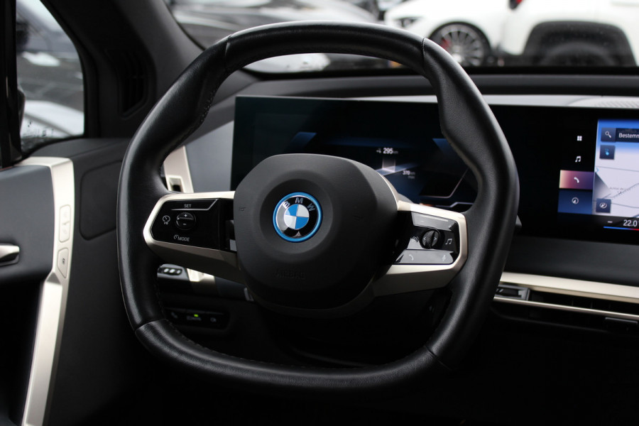 BMW iX xDrive40 High Exe. M Sport 77 kWh / SoH 97,1% / Trekhaak / 360Camera / Head-up / Keyless / Softclose / 20'' / ACC / Laser LED / Navigatie / Stoelverwarming+Stuurverwarming / Stoelventilaite