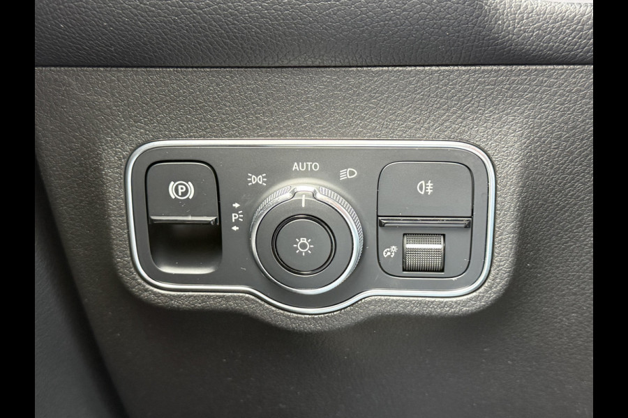 Mercedes-Benz Glb 200 Business Solution AMG | Trekhaak | MultiBeam LED | Camera | DAB+ | 19 inch