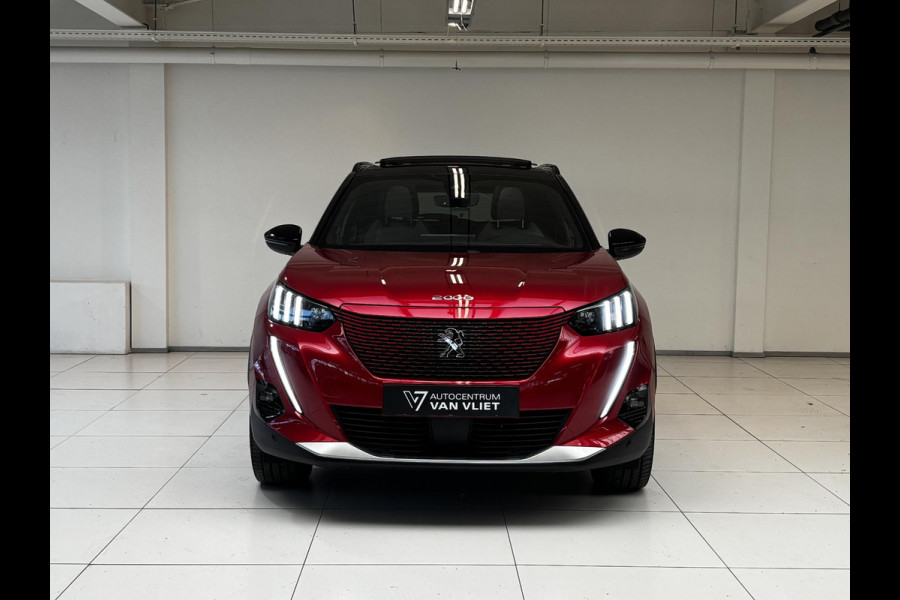 Peugeot e-2008 EV GT Pack 50 kWh SOH 93,4% | Panorama dak | Stoelverwarming | Voorruitverwarming | Keyless | Navigatie | Android auto / Apple carplay