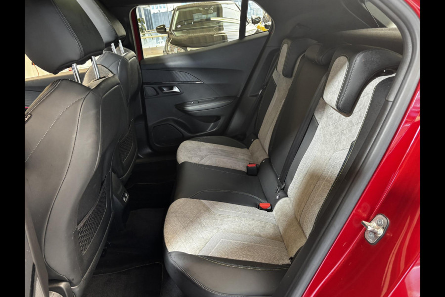 Peugeot e-2008 EV GT Pack 50 kWh SOH 93,4% | Panorama dak | Stoelverwarming | Voorruitverwarming | Keyless | Navigatie | Android auto / Apple carplay