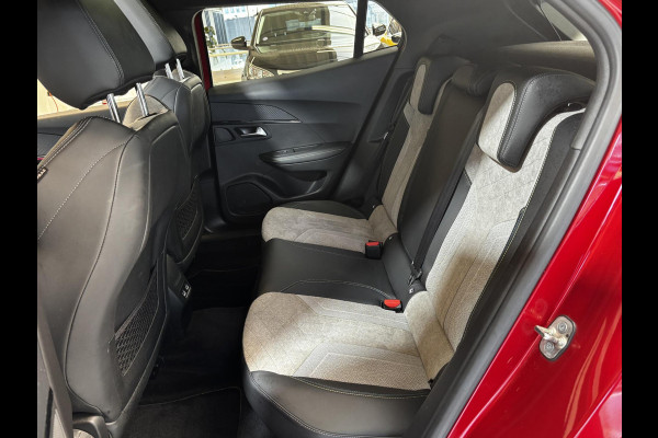 Peugeot e-2008 EV GT Pack 50 kWh SOH 93,4% | Panorama dak | Stoelverwarming | Voorruitverwarming | Keyless | Navigatie | Android auto / Apple carplay