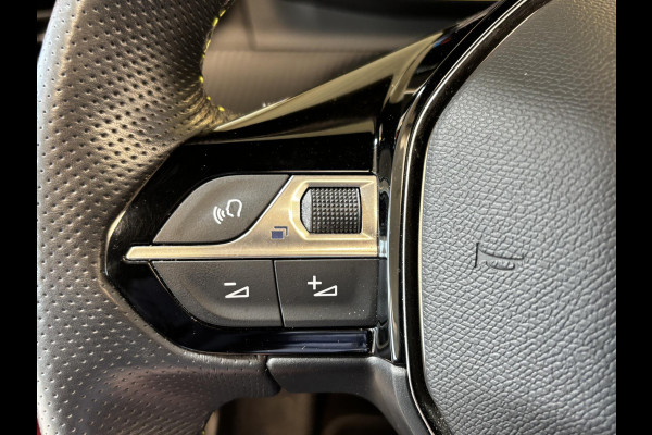 Peugeot e-2008 EV GT Pack 50 kWh SOH 93,4% | Panorama dak | Stoelverwarming | Voorruitverwarming | Keyless | Navigatie | Android auto / Apple carplay