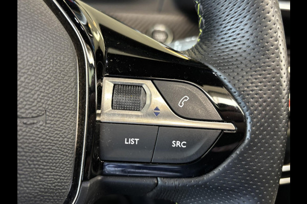 Peugeot e-2008 EV GT Pack 50 kWh SOH 93,4% | Panorama dak | Stoelverwarming | Voorruitverwarming | Keyless | Navigatie | Android auto / Apple carplay