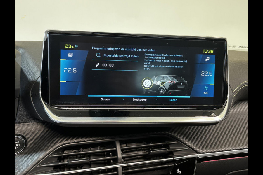Peugeot e-2008 EV GT Pack 50 kWh SOH 93,4% | Panorama dak | Stoelverwarming | Voorruitverwarming | Keyless | Navigatie | Android auto / Apple carplay