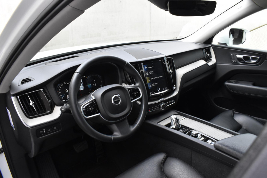 Volvo XC60 T8 390PK Automaat Recharge AWD Inscription / Intellisafe / Panoramadak / head-up display / Camera achter / Donker glas achter