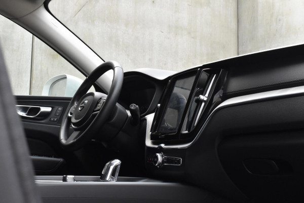 Volvo XC60 T8 390PK Automaat Recharge AWD Inscription / Intellisafe / Panoramadak / head-up display / Camera achter / Donker glas achter