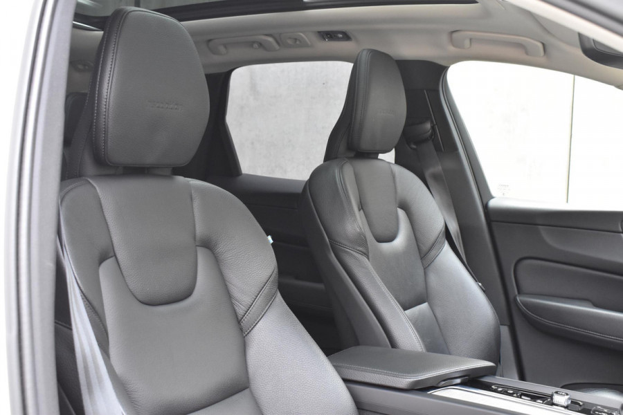 Volvo XC60 T8 390PK Automaat Recharge AWD Inscription / Intellisafe / Panoramadak / head-up display / Camera achter / Donker glas achter