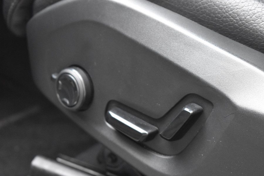 Volvo XC60 T8 390PK Automaat Recharge AWD Inscription / Intellisafe / Panoramadak / head-up display / Camera achter / Donker glas achter