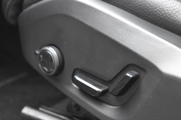 Volvo XC60 T8 390PK Automaat Recharge AWD Inscription / Intellisafe / Panoramadak / head-up display / Camera achter / Donker glas achter