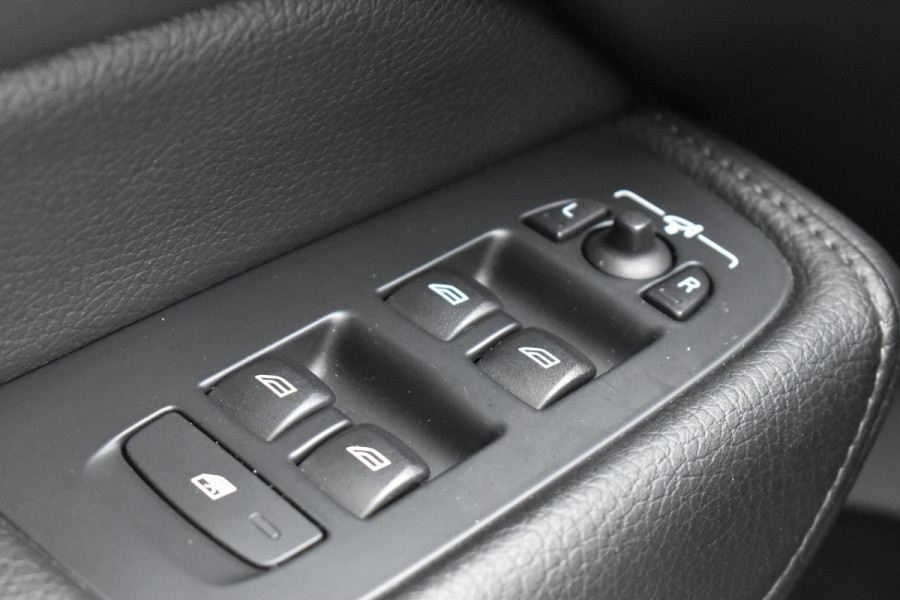 Volvo XC60 T8 390PK Automaat Recharge AWD Inscription / Intellisafe / Panoramadak / head-up display / Camera achter / Donker glas achter