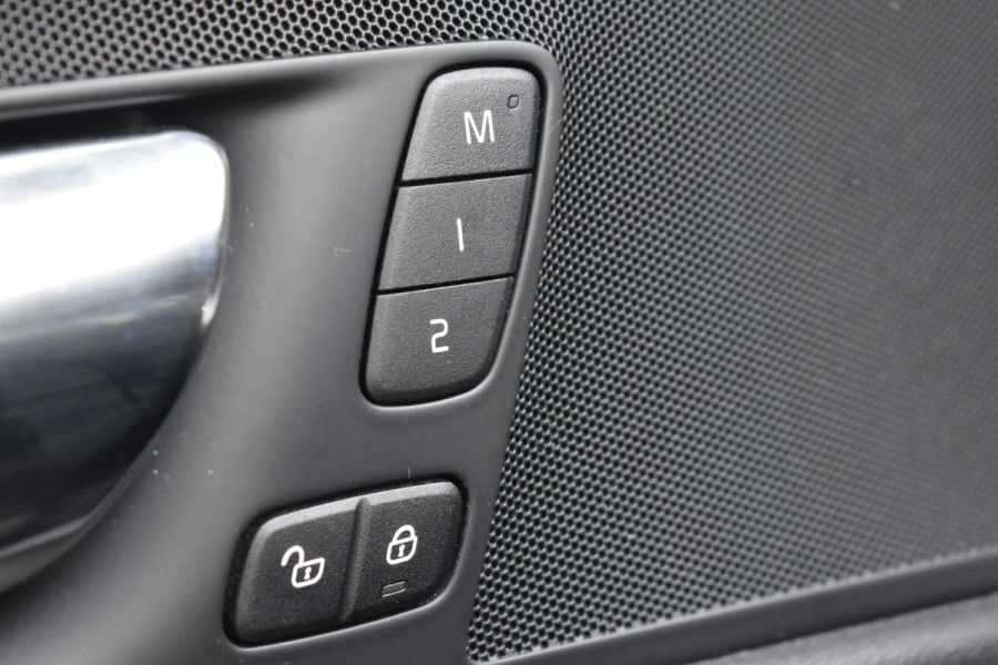 Volvo XC60 T8 390PK Automaat Recharge AWD Inscription / Intellisafe / Panoramadak / head-up display / Camera achter / Donker glas achter