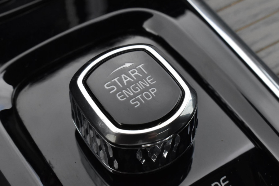 Volvo XC60 T8 390PK Automaat Recharge AWD Inscription / Intellisafe / Panoramadak / head-up display / Camera achter / Donker glas achter