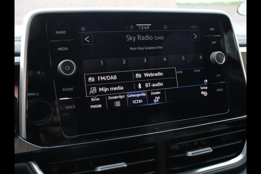 Volkswagen T-Roc 1.5 TSI DSG R-Line Climate control | Adaptieve cruise control | LED | Navigatie | Achteruitrijcamera | Parkeersensoren | Apple Carplay/ Android Auto | Radio