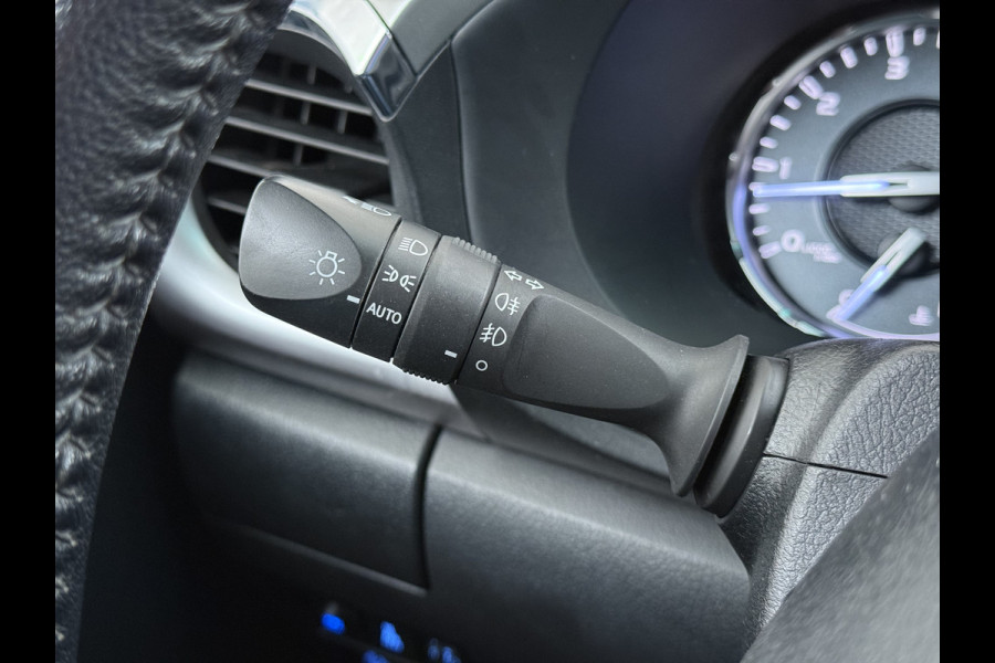 Toyota Hilux 2.4 D-4D 4WD AUT-6 Double Cab Professional Lier Canopy Hardtop (Huif) Trekhaak Navi* via Apple Carplay Android Auto Ecc Camera A Lane Assist Inbouw Kasten Bluetooth AWD EURO6 400Nm *3.500kg Trekvermogen* 1e Eigenaar Dealeronderhouden Origineel Nederlandse Auto