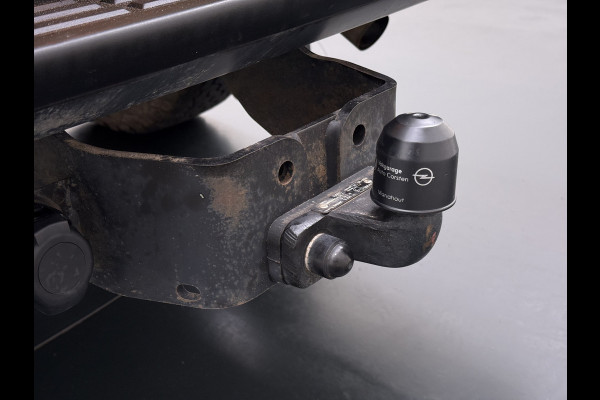 Toyota Hilux 2.4 D-4D 4WD AUT-6 Double Cab Professional Lier Canopy Hardtop (Huif) Trekhaak Navi* via Apple Carplay Android Auto Ecc Camera A Lane Assist Inbouw Kasten Bluetooth AWD EURO6 400Nm *3.500kg Trekvermogen* 1e Eigenaar Dealeronderhouden Origineel Nederlandse Auto