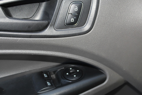 Ford Transit Connect 1.0-100pk Ecoboost Lengte 2 Trend. Dames, heren ondernemers èn particulieren LET OP, UNIEK: 100pk benzine uitv. ! Airco, beklede laadruimte, schuifdeur re., spiegels verwarmb., telefoonvoorb., pdc achter, 4x all season banden etc.