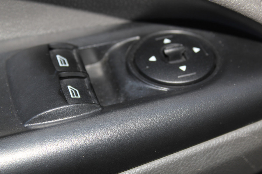 Ford Transit Connect 1.0-100pk Ecoboost Lengte 2 Trend. Dames, heren ondernemers èn particulieren LET OP, UNIEK: 100pk benzine uitv. ! Airco, beklede laadruimte, schuifdeur re., spiegels verwarmb., telefoonvoorb., pdc achter, 4x all season banden etc.