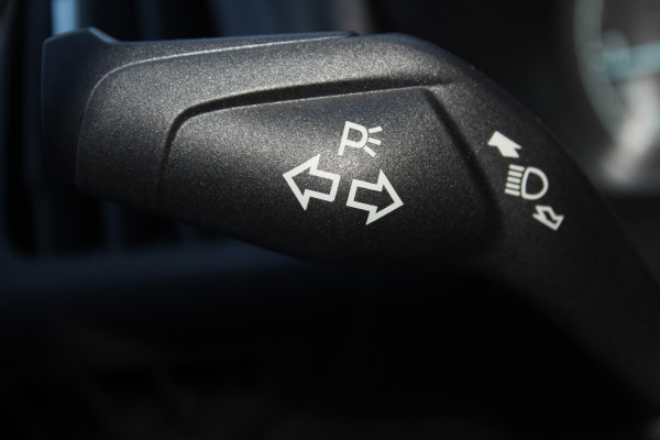 Ford Transit Connect 1.0-100pk Ecoboost Lengte 2 Trend. Dames, heren ondernemers èn particulieren LET OP, UNIEK: 100pk benzine uitv. ! Airco, beklede laadruimte, schuifdeur re., spiegels verwarmb., telefoonvoorb., pdc achter, 4x all season banden etc.