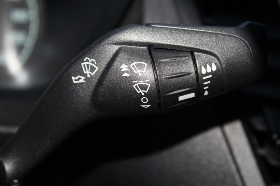 Ford Transit Connect 1.0-100pk Ecoboost Lengte 2 Trend. Dames, heren ondernemers èn particulieren LET OP, UNIEK: 100pk benzine uitv. ! Airco, beklede laadruimte, schuifdeur re., spiegels verwarmb., telefoonvoorb., pdc achter, 4x all season banden etc.