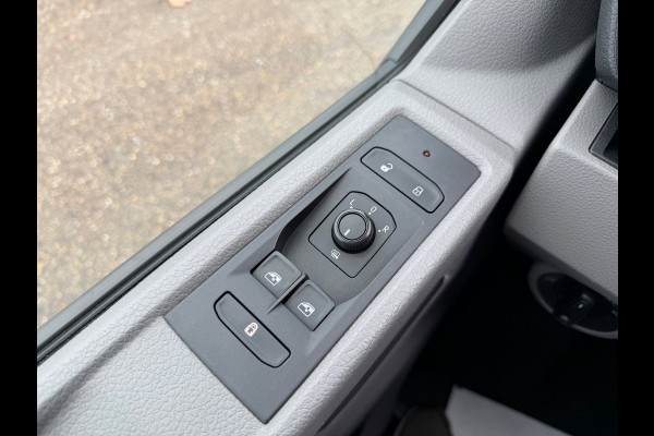 Volkswagen Transporter 2.0 TDI L1H1 / Trekhaak / 3 zits / Cruise / Airco