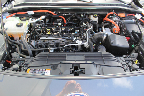 Ford Kuga 2.5-225pk Plug-in Hybrid ST-Line X. Hybride rijden voor een reële prijs ! Autm. airco dual, side- en lane assist, adaptieve cruise cntrl, camera v+a, stoel- en voorraamverw., elektr. achterklep, metallic lak, navigatie, telefoonvoorb.