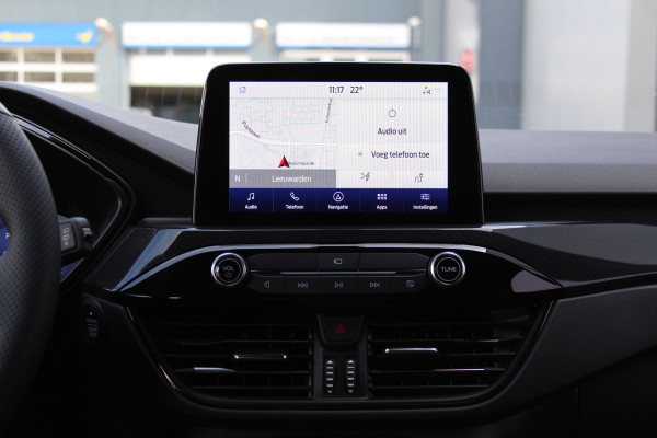 Ford Kuga 2.5-225pk Plug-in Hybrid ST-Line X. Hybride rijden voor een reële prijs ! Autm. airco dual, side- en lane assist, adaptieve cruise cntrl, camera v+a, stoel- en voorraamverw., elektr. achterklep, metallic lak, navigatie, telefoonvoorb.