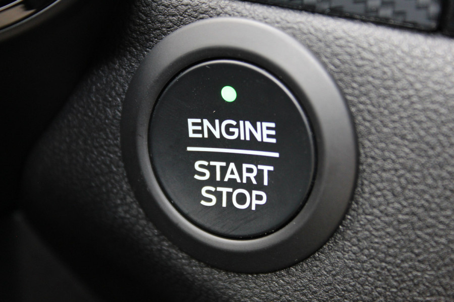 Ford Kuga 2.5-225pk Plug-in Hybrid ST-Line X. Hybride rijden voor een reële prijs ! Autm. airco dual, side- en lane assist, adaptieve cruise cntrl, camera v+a, stoel- en voorraamverw., elektr. achterklep, metallic lak, navigatie, telefoonvoorb.