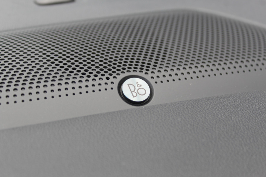 Ford Kuga 2.5-225pk Plug-in Hybrid ST-Line X. Hybride rijden voor een reële prijs ! Autm. airco dual, side- en lane assist, adaptieve cruise cntrl, camera v+a, stoel- en voorraamverw., elektr. achterklep, metallic lak, navigatie, telefoonvoorb.