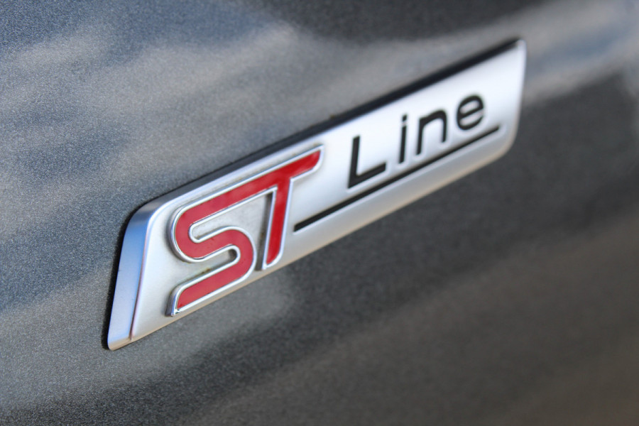 Ford Kuga 2.5-225pk Plug-in Hybrid ST-Line X. Hybride rijden voor een reële prijs ! Autm. airco dual, side- en lane assist, adaptieve cruise cntrl, camera v+a, stoel- en voorraamverw., elektr. achterklep, metallic lak, navigatie, telefoonvoorb.