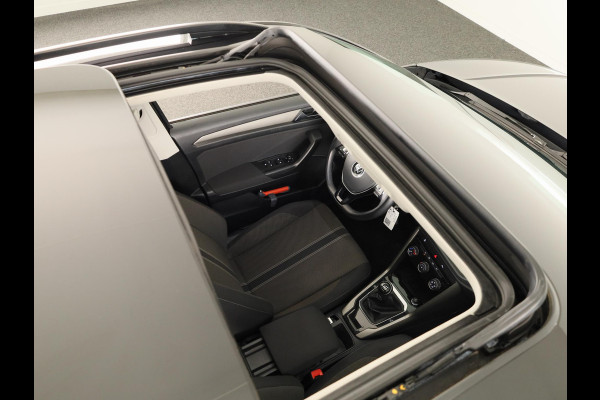 Volkswagen T-Roc 1.0 TSI Style | Panoramadak | Parkeersensoren | navigatie | Apple carplay en android auto |