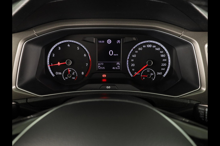 Volkswagen T-Roc 1.0 TSI Style | Panoramadak | Parkeersensoren | navigatie | Apple carplay en android auto |