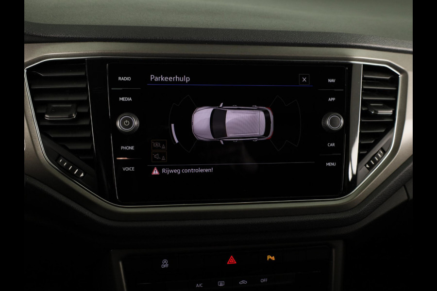 Volkswagen T-Roc 1.0 TSI Style | Panoramadak | Parkeersensoren | navigatie | Apple carplay en android auto |